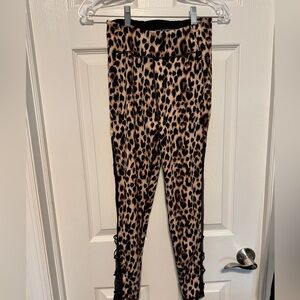 Victoria’s Secret leopard print Legging w/ mesh crisscross Details size 8 / med